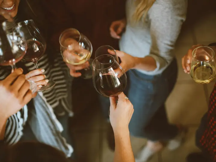 Brindis en una mesa del salón