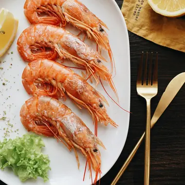 Langostinos frescos servidos en plato