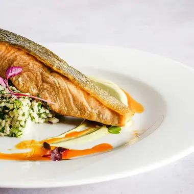 Plato de pesca con guarnición de estación