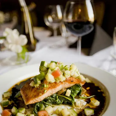 Plato de pesca con vegetales