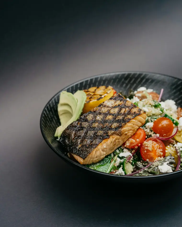 Pesca del día con vegetales de estación